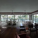 Maravilhoso Apartamento Frente Ao Mar Em Excelente Localizacao